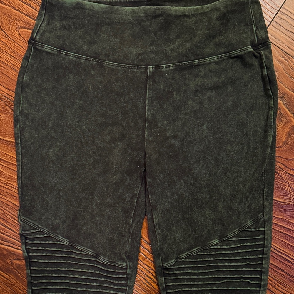 Zenana Outfitters Green/ Black Moto Leggings